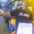 女屢次騷擾男火大持棒追打 哀號哭喊聲響整路