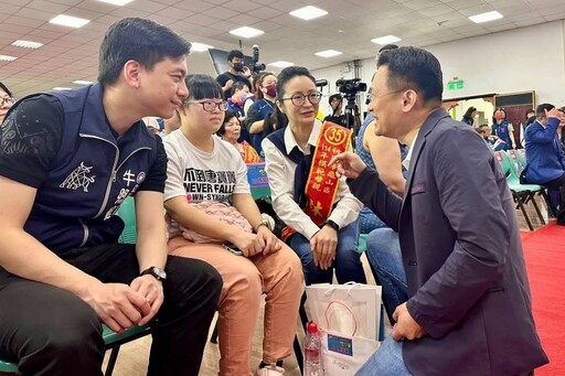 不倒唐寶寶拍下光榮一刻 蘇俊賓手繪「母親節代表作」