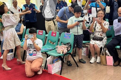 不倒唐寶寶拍下光榮一刻 蘇俊賓手繪「母親節代表作」