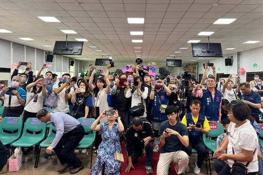 不倒唐寶寶拍下光榮一刻 蘇俊賓手繪「母親節代表作」