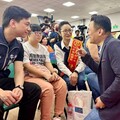 不倒唐寶寶拍下光榮一刻 蘇俊賓手繪「母親節代表作」