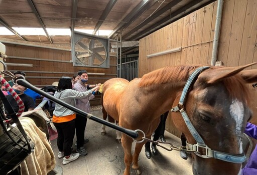 新北騎警關懷弱勢 與馬接觸折翼天使驚喜展笑顏