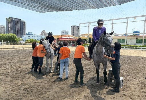 新北騎警關懷弱勢 與馬接觸折翼天使驚喜展笑顏