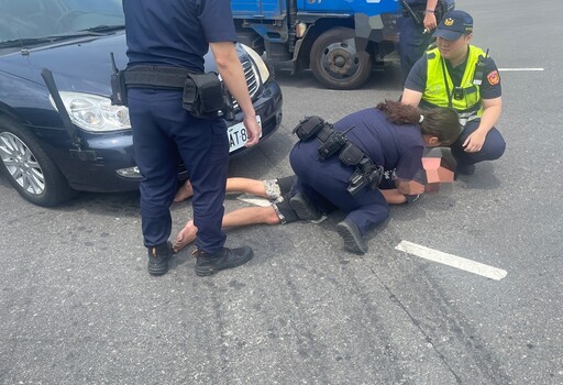 「部落惡霸」毒駕跑給警追 三峽警破窗拖下車強勢逮捕