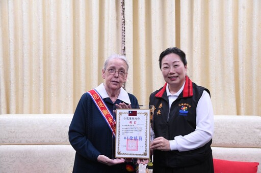 顧美玲無私獻愛花蓮35年 徐榛蔚感念付出親授「觀光大使」讓愛延續