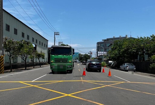 聯結車附載鐵捲 掉落砸傷女機車騎士右腳變形