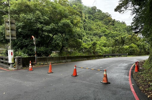 土石崩落埋路 三峽休假警急通報管制籲人車改道