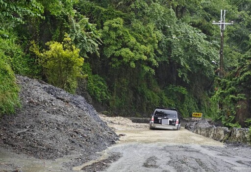 大雨釀災 梨山台8線靈甫橋邊坡泥流困轎車