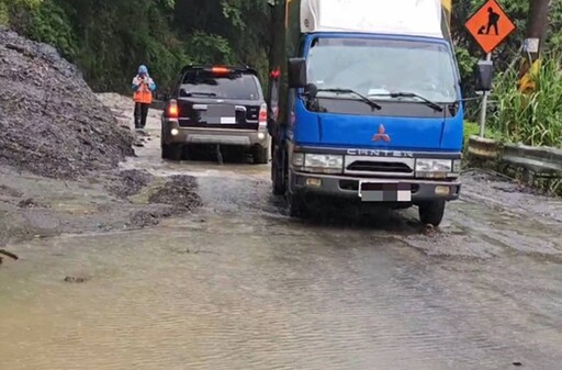 大雨釀災 梨山台8線靈甫橋邊坡泥流困轎車
