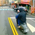 未戴安全帽拒檢逃逸 土城警尾隨追緝查獲喪屍煙彈