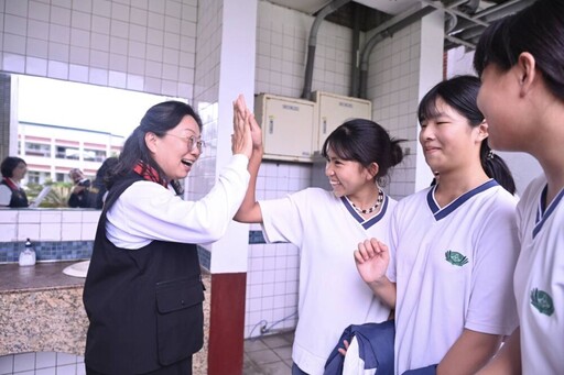 國中教育會考花女明登場 徐榛蔚巡視考場並為考生打氣