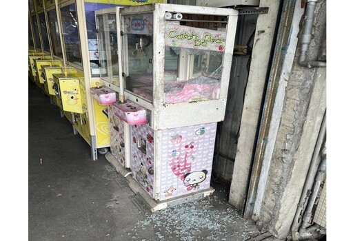 持空氣鎗狂射娃娃機店洩憤 原因竟是「藍芽鏡頭不能用」