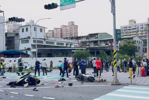 新北轎車突暴衝 78歲駕駛失控撞路人15傷3人不治