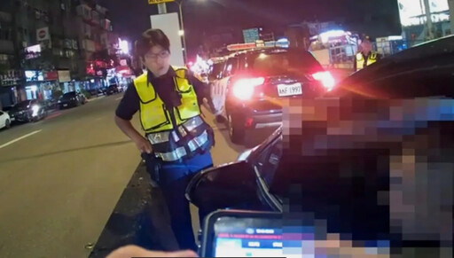 違規女不滿遭攔查 搶警用電腦飆罵「神經病」結果慘了