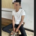 一轉頭警察就在身邊 車手邊講電話邊領錢太專心