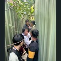 7名黑工藏鐵皮屋夾縫 移民官查獲非法移工與仲介