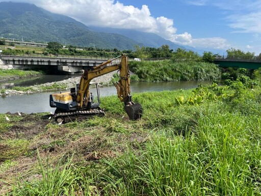 陳宏宗憂關山紅石溪雜樹堵河道 莊瑞雄現勘第8河分署今進場排除