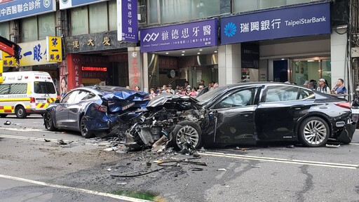 78歲無照男鬧區駕車衝撞害8人送醫 主動坦承「此生從未考過駕照」