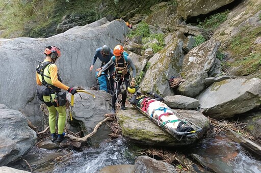 台東溪降被困 陸空合作成功救出3外籍登山客
