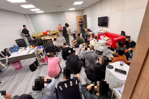 鐵皮工廠藏天九牌賭場 接送攬客警逮48人