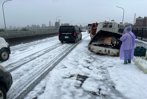 新北有雪景 竟是撞車洗潔劑漂白水與沙拉脫灑一地