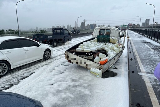 新北有雪景 竟是撞車洗潔劑漂白水與沙拉脫灑一地