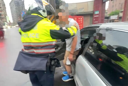網傳高齡駕駛危險上路 68歲男步履蹣跚警禁開車