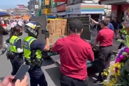 宮廟遶境違規載煙火 警消查獲2小貨車逾600公斤