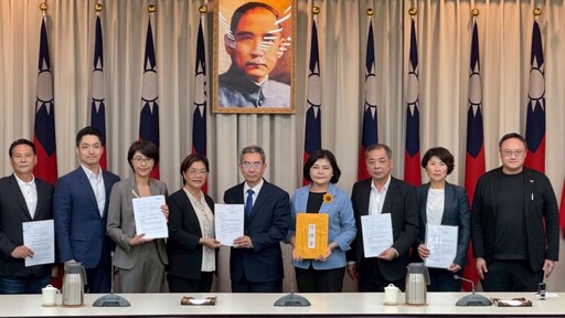 偕蔣萬安抨中央刪補助違法 饒慶鈴親赴行政院遞交訴願書