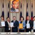 偕蔣萬安抨中央刪補助違法 饒慶鈴親赴行政院遞交訴願書