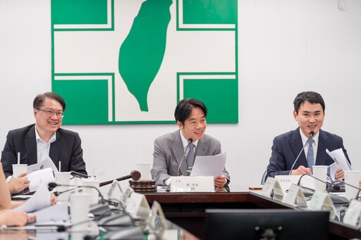 民進黨青年局首次局務會議登場 賴清德感謝陳冠廷承擔重任