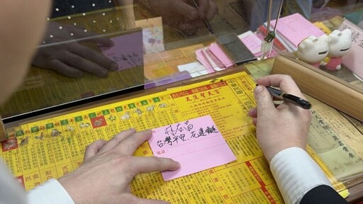 林右昌率黨公職赴聖天宮祈福 指藍委國內亂局首惡要為台灣除害