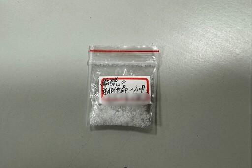 騎車玩手機慘了 巡邏警攔查起獲毒品安非他命