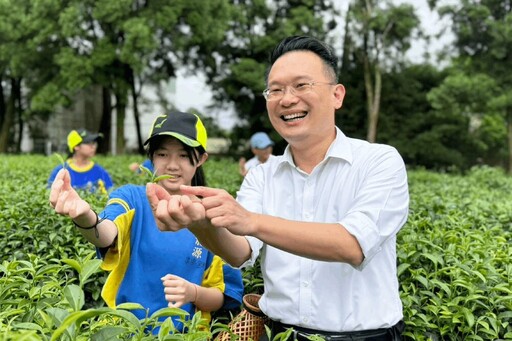現身龍源國小藏茶畢典 蘇俊賓：10年後茶會是滿滿故事