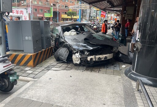 開車撞上人行道 通緝犯竄逃暴衝棄車躲家中被逮