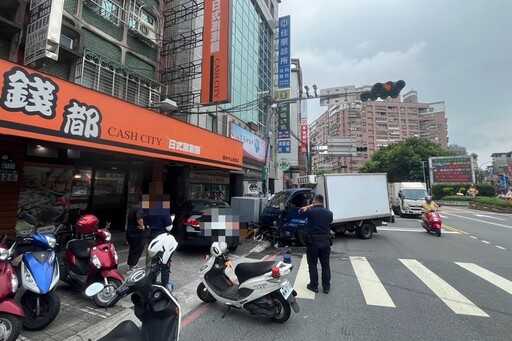 開車撞上人行道 通緝犯竄逃暴衝棄車躲家中被逮