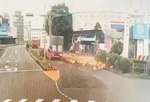 粗心駕駛貨櫃未關妥 大量酒瓶散落宛如「保齡球Strike」