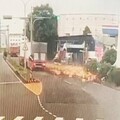 粗心駕駛貨櫃未關妥 大量酒瓶散落宛如「保齡球Strike」