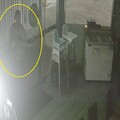 火鍋店玻璃門忘記關 竊賊「直接走進去」洗劫愛心零錢箱400元