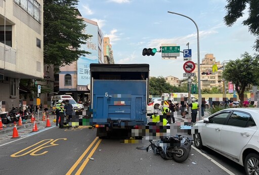 新北離譜車禍 小貨車直直撞機車群1昏迷3傷