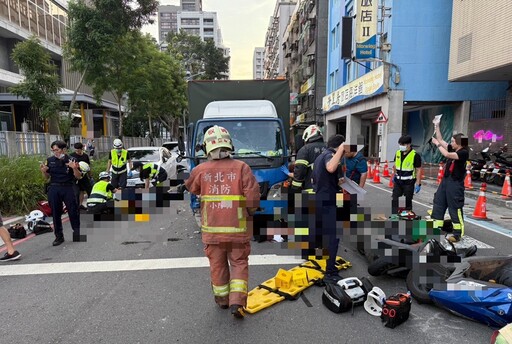 新北離譜車禍 小貨車直直撞機車群1昏迷3傷