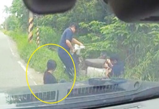 少女騎車「雷殘」人車摔入水溝無助淚崩 新竹暖警即刻救援