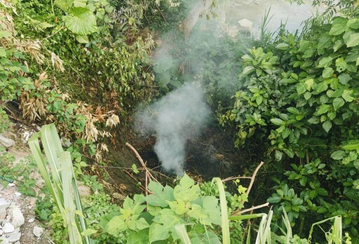 疑喝酒抽菸掉落邊坡 62歲男誤燃落葉70%燒燙傷身亡