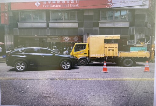 七旬長者駕車昏迷暴衝 輪胎空轉加速冒濃煙