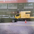 七旬長者駕車昏迷暴衝 輪胎空轉加速冒濃煙