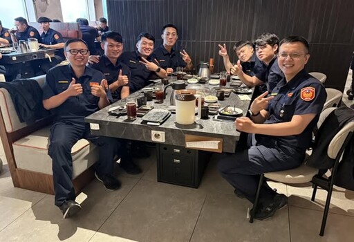 挺警穿制服吃Buffet 網友狂讚高雄暖男分局長「優質長官」