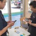 不斷提款行徑惹注意 休假警機警跟蹤超商逮人