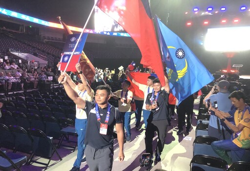 世界警消運動會開幕 TEAM TAIWAN高舉國旗帥氣進場