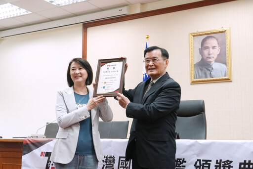 王鴻薇獲頒3獎問政最犀利 李彥秀強調繼續努力回報港湖民眾