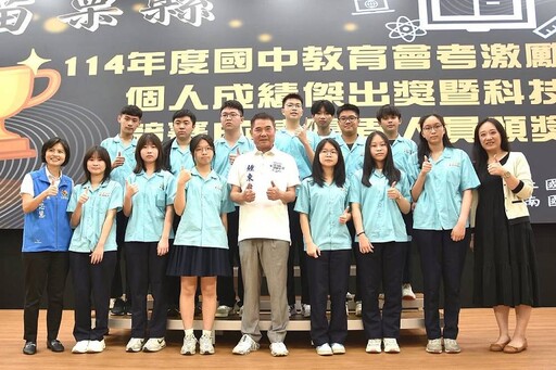 讚鍾東錦為學生挺身而出 余文忠籲建台董事會認真承擔責任